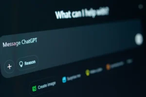 "شات جي بي تي" يستطيع تشغيل التطبيقات مباشرة داخل النافذة (شترستوك)