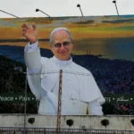 لافتة في الشوارع اللبنانية ترحب بزيارة البابا ليو الـ14 في 30 نوفمبر/تشرين الثاني 2025 (الجزيرة)