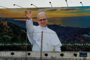 لافتة في الشوارع اللبنانية ترحب بزيارة البابا ليو الـ14 في 30 نوفمبر/تشرين الثاني 2025 (الجزيرة)