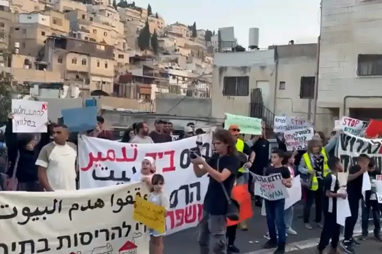 عشرات المواطنين والمتضامنين نظموا وقفة احتجاجية في حي بطن الهوى بسلوان ضد قرارات الإخلاء من منازلهم لصالح المستوطنين (مواقع التواصل الاجتماعي)