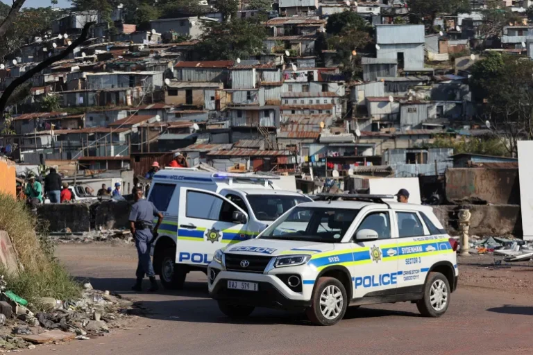 أفراد من جهاز شرطة جنوب أفريقيا خلال حملة تفتيش بمدينة ديربان بمقاطعة كوازولو ناتال، 28 مايو/أيار 2024 (رويترز)