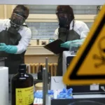 موظفو معهد أبحاث تقنيات الحماية النووية والبيولوجية والكيميائية (WIS) في ألمانيا يفحصون عينة وهمية ملوثة بمادة مشابهة للسلاح الكيميائي السارين في 15 أكتوبر/تشرين الأول 2013 (رويترز)
