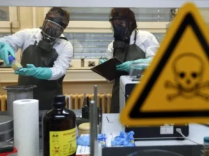 موظفو معهد أبحاث تقنيات الحماية النووية والبيولوجية والكيميائية (WIS) في ألمانيا يفحصون عينة وهمية ملوثة بمادة مشابهة للسلاح الكيميائي السارين في 15 أكتوبر/تشرين الأول 2013 (رويترز)