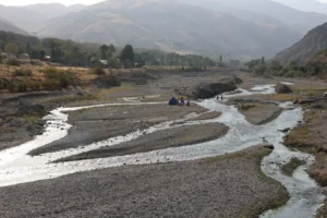 نهر شمال طهران يكاد يجف في ظل انحسار الأمطار (الأوروبية)