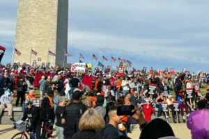 المحتجون اجتمعوا حول نصب واشنطن حاملين شعارات تطالب برحيل ترامب (الجزيرة)