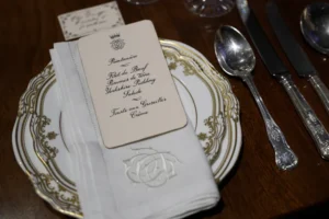 من عرض الأدوات المستخدمة في مسلسل البريطاني الشهير "داونتون آبي" تمهيدا لبيعها في مزاد علني (رويترز)