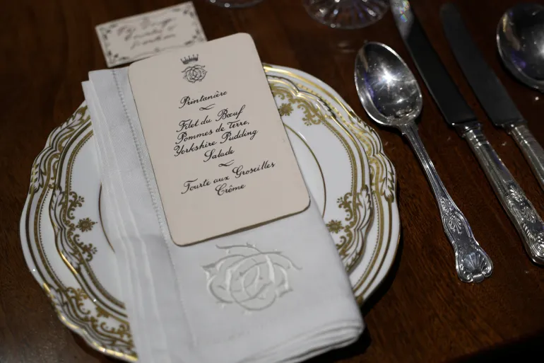 من عرض الأدوات المستخدمة في مسلسل البريطاني الشهير "داونتون آبي" تمهيدا لبيعها في مزاد علني (رويترز)