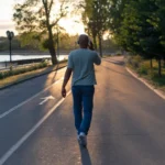 هناك الكثير من الفوائد التي تعود على الصحة العقلية للمشي في المناطق الحضرية (فري بيك)