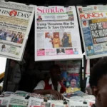 صحف تحمل مقالات عن رسالة الرئيس الأميركي دونالد ترامب إلى نيجيريا بشأن معاملة المسيحيين (رويترز)