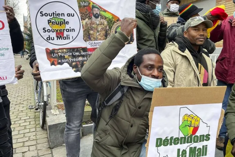 مظاهرة سابقة للماليين بفرنسا لمساندة المجلس العسكري الحاكم في مالي (نشطاء ماليون)