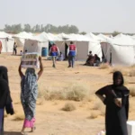 نازحون من الفاشر في مخيم "قطر الخير" بمنطقة الدبة بالولاية الشمالية (الجزيرة)