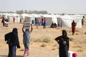 نازحون من الفاشر في مخيم "قطر الخير" بمنطقة الدبة بالولاية الشمالية (الجزيرة)