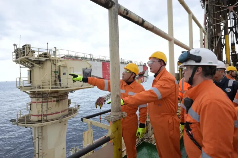 خلال زيارة رئيس الوزراء ووزير البترول لحقل ظهر المصري في فبراير/شباط الماضي (مجلس الوزراء المصري/فيسبوك)