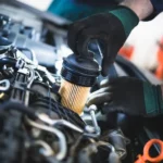 يقوم فلتر الزيت بتنقية الزيت من الجزيئات المعدنية الدقيقة وبقايا الاحتكاك والرواسب الكربونية التي تتكوّن مع الاستخدام اليومي (ادوبي ستوك)