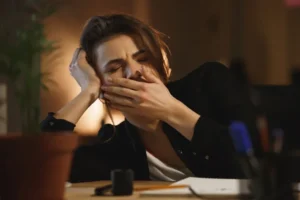 التأثير السلبي لقلة ضوء النهار لا يقتصر على انخفاض مستويات الطاقة فحسب، بل يمتد أيضا إلى الصحة النفسية (فري بيك)