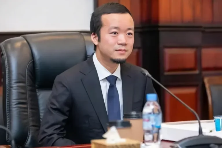 تشن تشي رجل أعمال كمبودي صيني يتهم بقيادة أكبر شبكة احتيال رقمي في آسيا (برنس غروب)