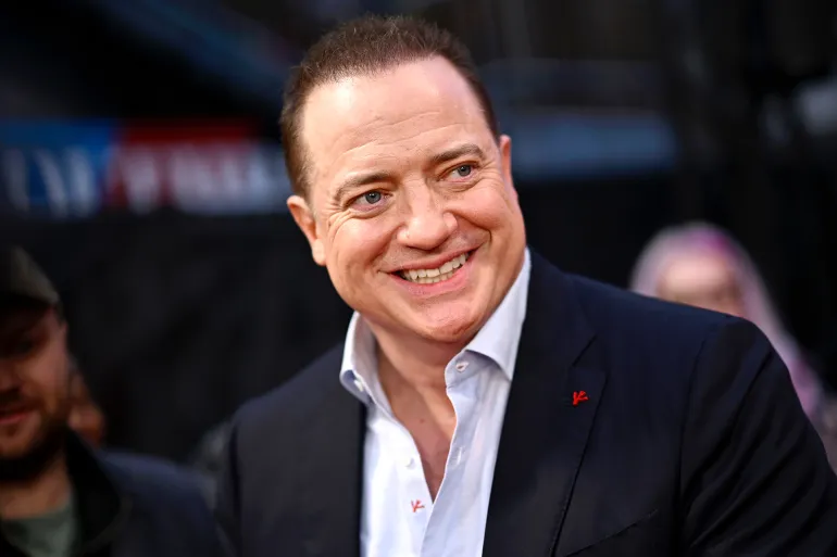 عاد الممثل الأميركي بريندان فريزر إلى الساحة الفنية بقوة عبر فيلم "الحوت" سنة 2022 والذي نال عنه أوسكار أفضل ممثل (غيتي إيميجز)