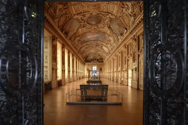 قاعة أبولو بمتحف اللوفر التي تعرضت للسرقة حيث وجدت بصمات دودو كروس بيتوم (اللوفر)