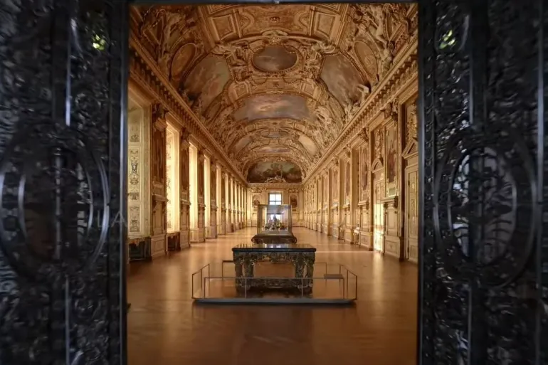 قاعة أبولو بمتحف اللوفر التي تعرضت للسرقة حيث وجدت بصمات دودو كروس بيتوم (اللوفر)