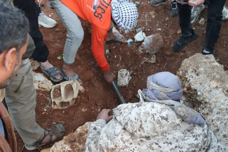 إحدى المقابر الجماعية وتضم جثامين عشرات الأشخاص شمال حمص (مواقع التواصل)