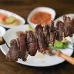 يلعب طبق "جاغ كباب" التركي الشهير دورا هاما في تنشيط السياحة الغذائية في ولاية أرضروم (غيتي)