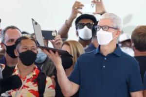 للمرة الأولى في تاريخها تفكر "آبل" في الحواسيب الاقتصادية (غيتي)