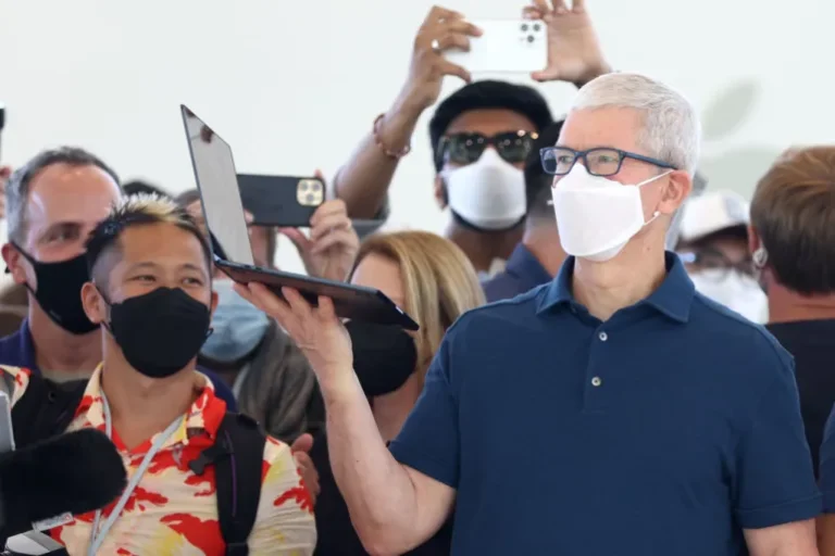 للمرة الأولى في تاريخها تفكر "آبل" في الحواسيب الاقتصادية (غيتي)