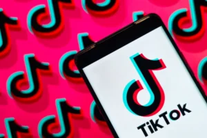 وجهت السلطات الفرنسية اتهاما مباشر لمنصة "تيك توك" بكون خوارزمياتها تشجع القاصرين على الانتحار، وبدأت تحقيقا واسعا في آلية عمل الخوارزمية بحثا عن الأدلة الكافية لمقاضاة الشركة، وذلك وفق تقرير نشرته "رويترز".