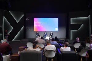 إطلاق الإستوديو جاء على هامش المؤتمر العالمي للهواتف المحمولة المنعقد بالدوحة (الجزيرة)