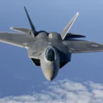 تعتبر طائرة إف-22 واحدة من أكثر الطائرات المقاتلة تقدما في العالم (رويترز)