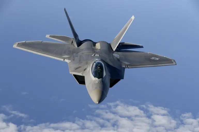 تعتبر طائرة إف-22 واحدة من أكثر الطائرات المقاتلة تقدما في العالم (رويترز)
