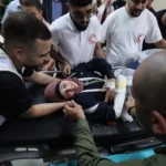 ‏صحفية فلسطينية أثناء نقلها إلى مستشفى في نابلس إثر اعتداء المستوطنين عليها أثناء تغطيتها لموسم قطف الزيتون (الفرنسية)