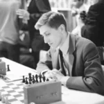 الصورة مأخوذة من أرشيف 22 ديسمبر 1965، وفيها يحضر بوبي فيشر انطلاق بطولة الولايات المتحدة للشطرنج في نيويورك (أسوشيتد برس)