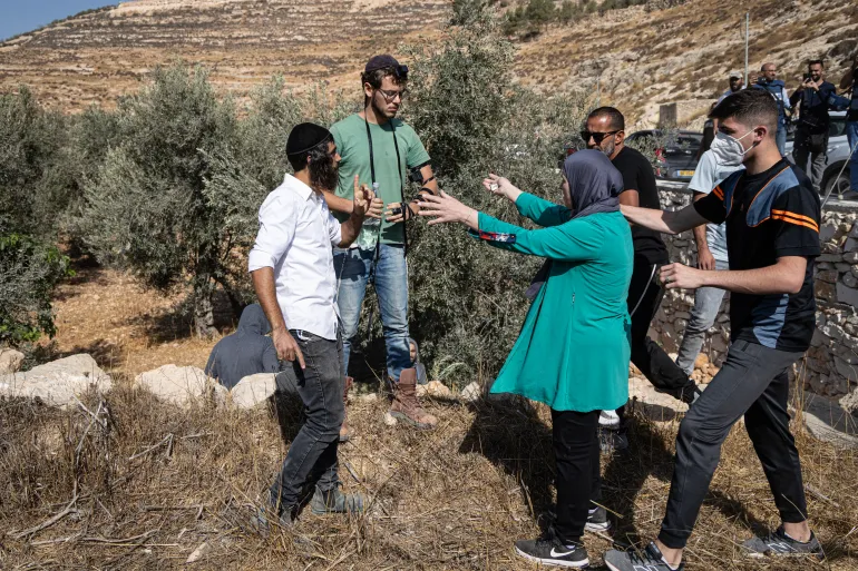 مستوطنون يمنعون فلسطينيين من قطف الزيتون الذي يعد جزءا من الثقافة والاقتصاد المحليين (غيتي)