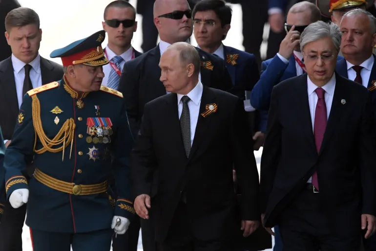 شويغو (يسار) حليف مقرب من بوتين ووزير دفاع سابق (غيتي)