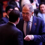 لافروف (يمين) ونظيره الأميركي ماركو روبيو خلال اجتماع وزراء خارجية قمة شرق آسيا في كوالالمبور بماليزيا (رويترز-أرشيف)