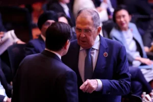 لافروف (يمين) ونظيره الأميركي ماركو روبيو خلال اجتماع وزراء خارجية قمة شرق آسيا في كوالالمبور بماليزيا (رويترز-أرشيف)