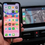 مزايا "آبل كار بلاي" تتيح الوصول إلى تطبيقات "آيفون" مباشرة من السيارة (شترستوك)