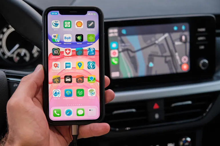 مزايا "آبل كار بلاي" تتيح الوصول إلى تطبيقات "آيفون" مباشرة من السيارة (شترستوك)