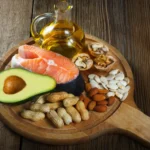 لا بد من النظر إلى الدهون كعنصر غذائي أساسي لا غنى عنه مع مراعاة نوعيتها وآثارها الصحية (شترستوك)