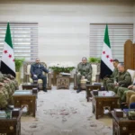 أبو قصرة (وسط من اليسار) لدى استقباله الوفد الروسي (وكالة الأنباء السورية)