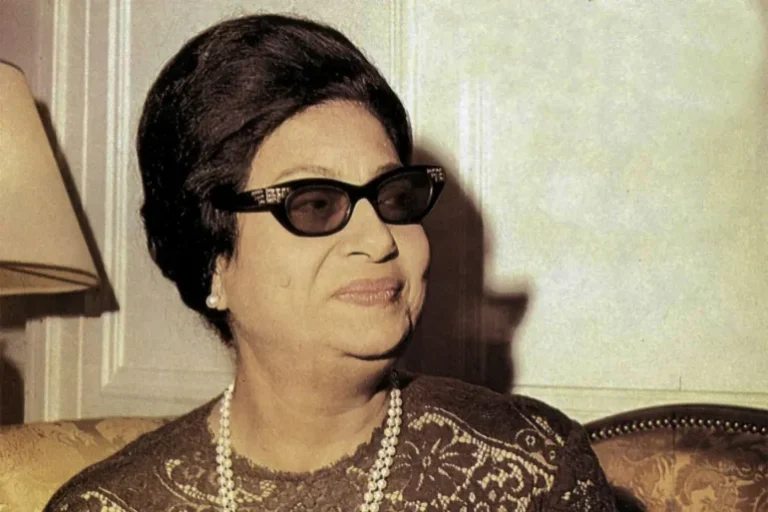 بث مقطع من أغنية "إنت عمري" لكوكب الشرق أم كلثوم عبر أثير إذاعة القرآن الكريمة المصرية (الجزيرة)