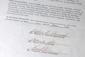 العقد يحمل توقيعات باهتة لكل من ستيف جوبز وستيف وزنياك ورونالد واين (رويترز)