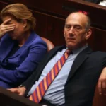 المنظمات الحقوقية دعت كندا لإصدار مذكرة توقيف بحق أولمرت وليفني بتهم ارتكاب جرائم حرب في غزة بين عامي 2008-2009 (غيتي)