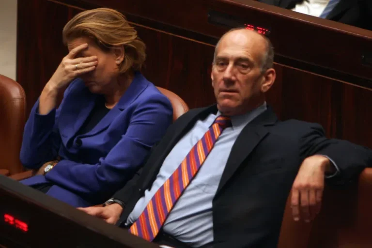 المنظمات الحقوقية دعت كندا لإصدار مذكرة توقيف بحق أولمرت وليفني بتهم ارتكاب جرائم حرب في غزة بين عامي 2008-2009 (غيتي)