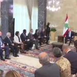 جوزيف عون (وسط) خلال اجتماعه مع ممثلين من الدول الأعضاء في مجلس الأمن اليوم الجمعة (الجزيرة)