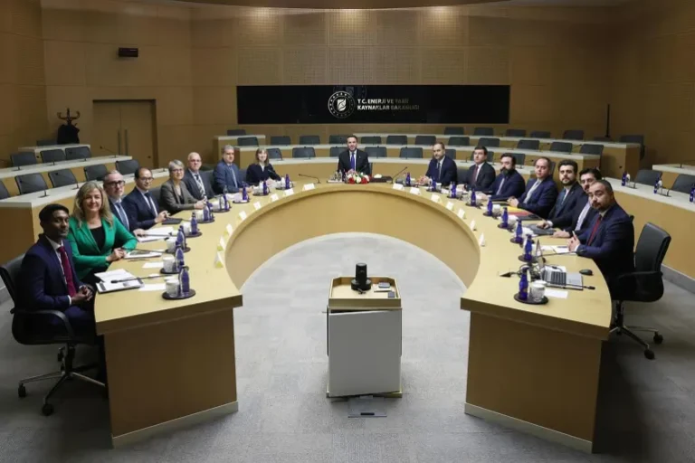 بيرقدار (وسط) يلتقي وفد البنك الدولي برئاسة أنطونيا باساسي ونائبته لأوروبا وآسيا الوسطى (الطاقة التركية)