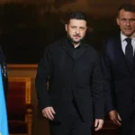 زيارة زيلينسكي (يسار) إلى باريس جاءت عقب اجتماع بين مسؤولين أوكرانيين وأميركيين لمناقشة خطة سلام أميركية (الفرنسية)