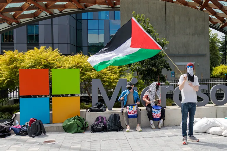 "مايكروسوفت" واجهت انتقادات داخلية وخارجية موسعة نتيجة تعاونها مع جيش الاحتلال (الجزيرة)