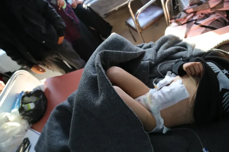 خالد السبسبي خضع لعملية جراحية أزيلت فيها بعض أمعائه الدقيقة بعد انفجار لغم في جسده (الجزيرة)